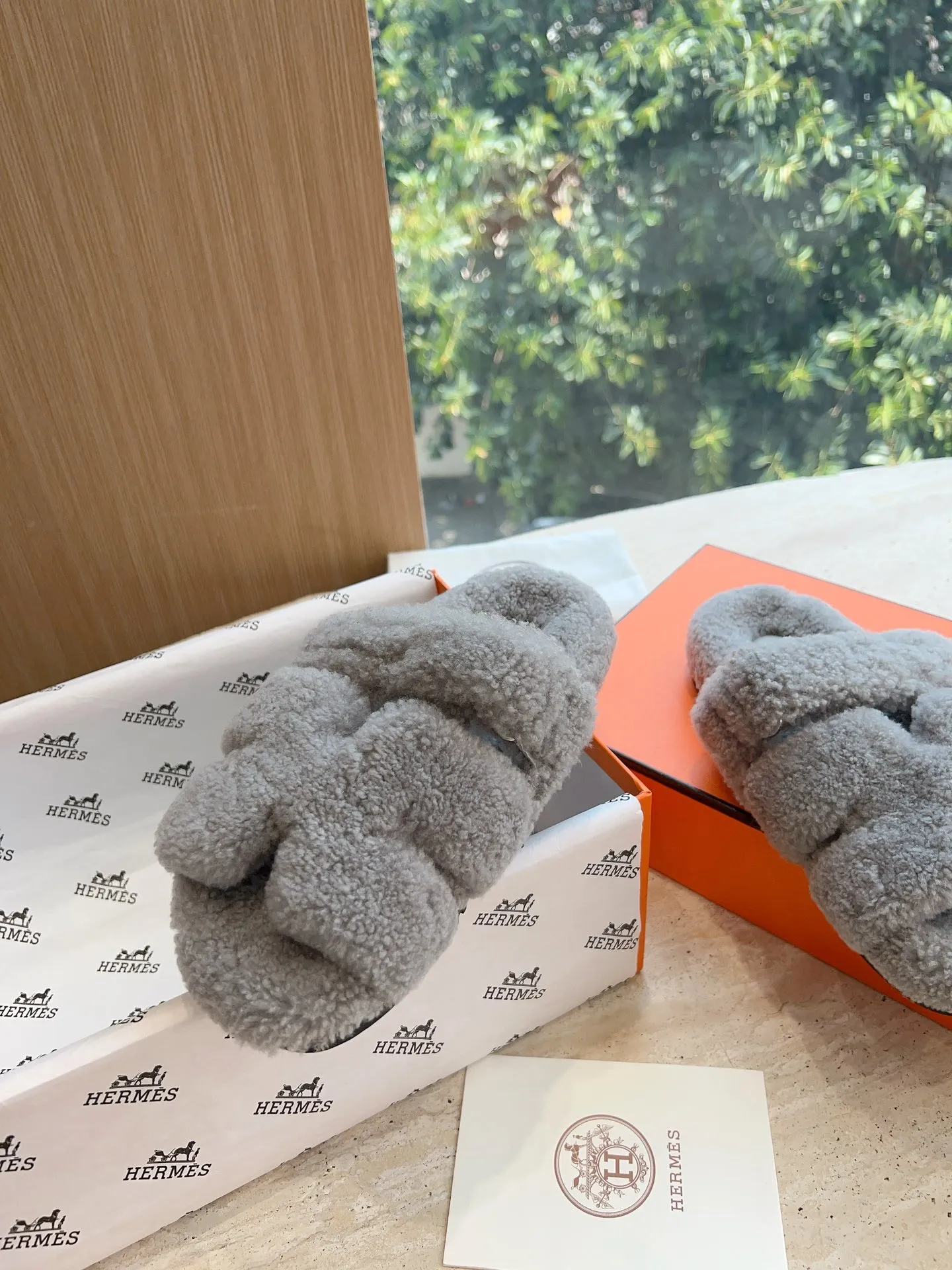 👟👟Ex-factory price 500👟👟 (Top version) Hermes Hermès Second Uncle Fur Slippers Can be made without standard: [Note: No standard needs to be customized] In 2024, the official website and Xiaohongshu will synchronize the latest color matching Hermès hot models, upgraded workmanship, high quality! Fashionable small wool H-slip autumn and winter style flat-soled wool mop. Fabric: Imported lamb's roll real wool. Lining: Imported lamb's roll real wool. Outsole: Genuine leather outsole. Size: 35-43, [Note: 41, 42, 43 customized]
